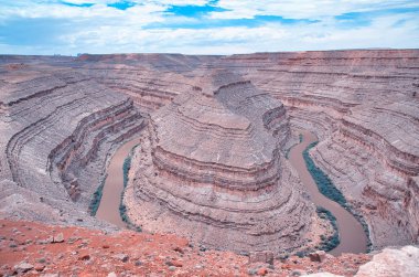 Gooseneck State Park ve Colorado nehir güneşli bir yaz gününde