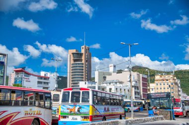Port Louis, Mauritius - 28 Nisan 2019: P boyunca şehir trafiği