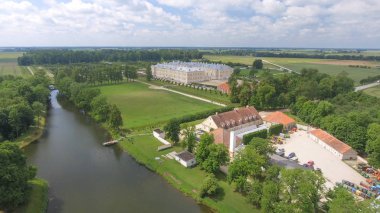 Letonya'daki Rundale Kalesi'nin panoramik havadan görünümü