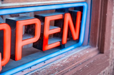 İşareti aç. Ahşap arka planlı Neon