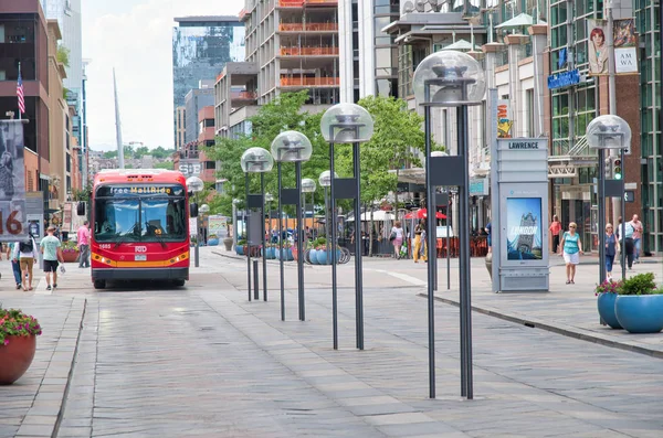 Denver, Co-juli 3, 2019:16th Street mall på en vacker sommar — Stockfoto