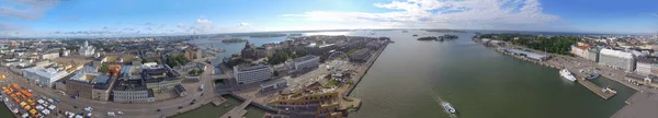 Panoramische zonsondergang luchtfoto van de skyline van Helsinki vanuit de haven van de stad — Stockfoto