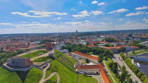 Luchtfoto van Vilnius met de rivier de Neris en de moderne skyline van de stad, — Stockfoto