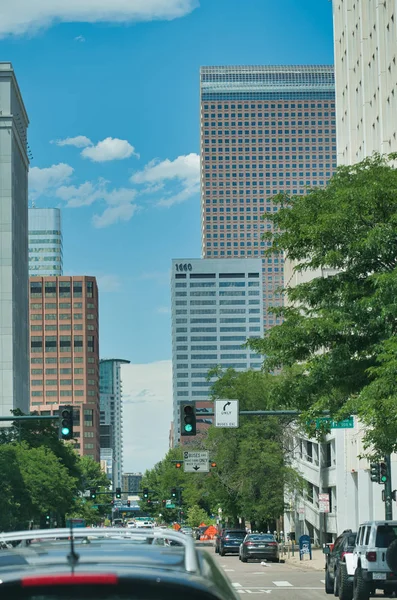 DENVER, CO - 3 de julio de 2019: El horizonte de la ciudad en un hermoso verano da —  Fotos de Stock