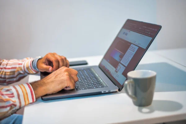Człowiek ręce za pomocą laptopa z filiżanką kawy na stronie, boczne v — Zdjęcie stockowe
