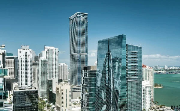 Vista aérea panorámica del centro de Miami en un día soleado, Florida , — Foto de Stock