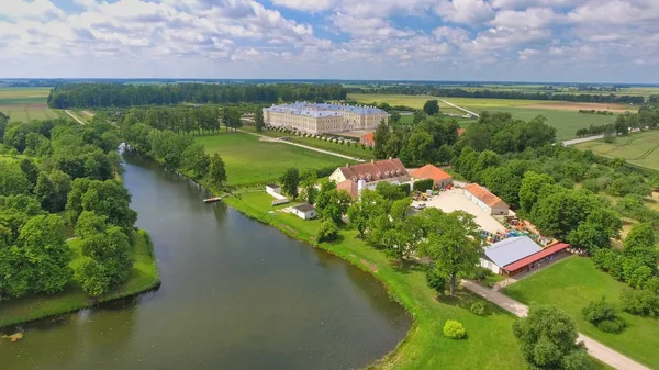 A lettországi Rundale kastélyról nyíló panoráma légi kilátás. Épület és — Stock Fotó