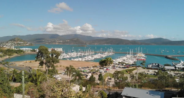 Airlie Beach skyline aerial view at sunset, Queensland coastline — Stock Photo, Image