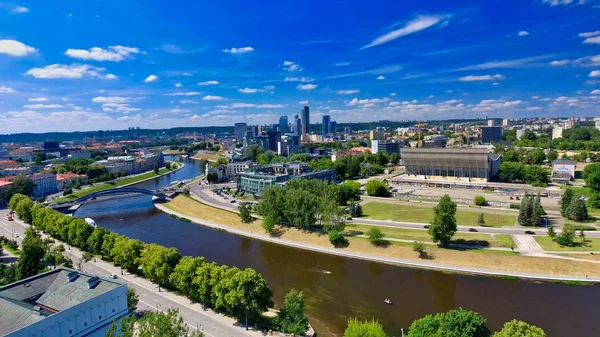 Letecký pohled na Vilnius s řekou Neris a moderním městským panoramatu, — Stock fotografie