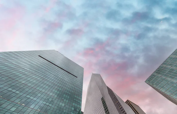 Rascacielos modernos de Nueva York como se ve desde la calle contra un — Foto de Stock