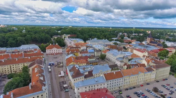 Bulutlu bir yaz gününde Tartu siluetinin havadan görünümü — Stok fotoğraf