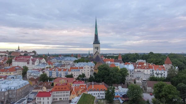 Tallinn antik kenti siluetinin panoramik havadan görünümü bir güzellik — Stok fotoğraf