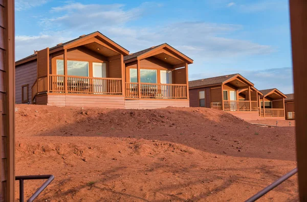 Wooden cabins on red sand with amazing landscape view — Stock Photo, Image