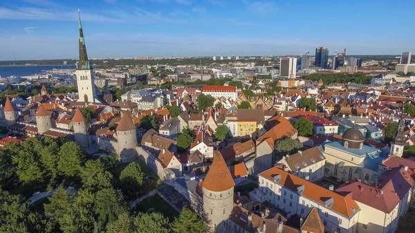 Maravilhosa vista aérea do pôr-do-sol do horizonte de Tallinn, Estónia — Fotografia de Stock