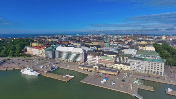 芬兰夏季赫尔辛基港口和城市景观的鸟瞰图 — 图库照片