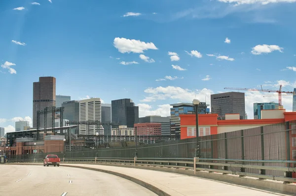 Lo skyline di Denver visto dalla strada principale, Colorado. Arrivare nel — Foto Stock