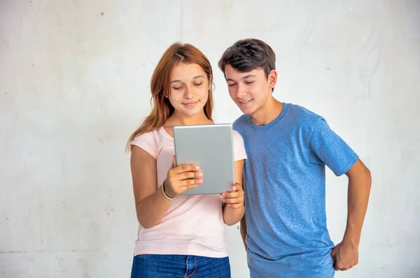 白人男孩和女孩看着室内平板电脑 — 图库照片