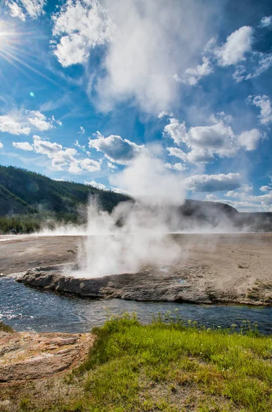 Fekete homokos medence a Yellowstone Nemzeti Parkban, USA — Stock Fotó