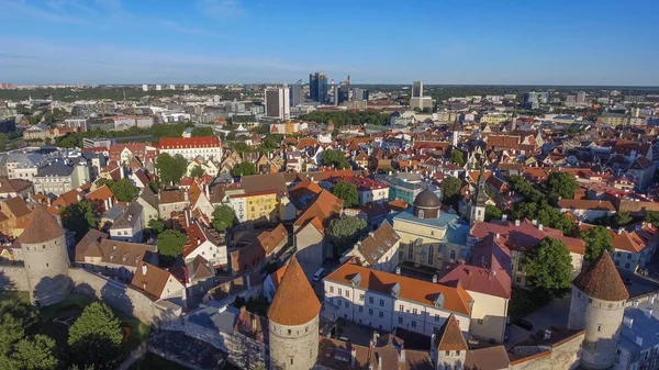 Maravilhosa vista aérea do pôr-do-sol do horizonte de Tallinn, Estónia — Fotografia de Stock