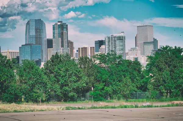 Skyline von Denver umgeben von Bäumen, colorado — Stockfoto