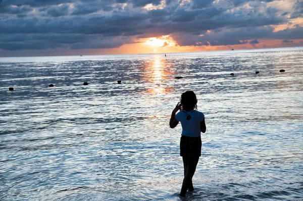 일몰을 보고 해변에서 어린 소녀 — 스톡 사진