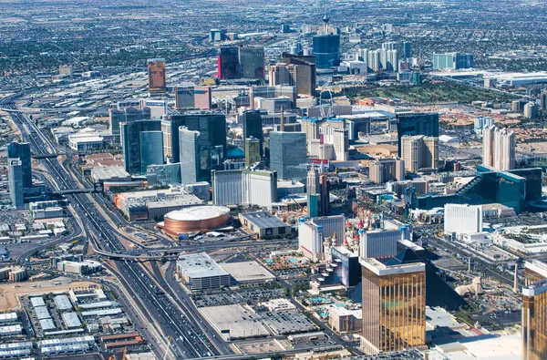 Vista aérea de Las Vegas desde el avión. El skyline y casin de la tira — Foto de Stock