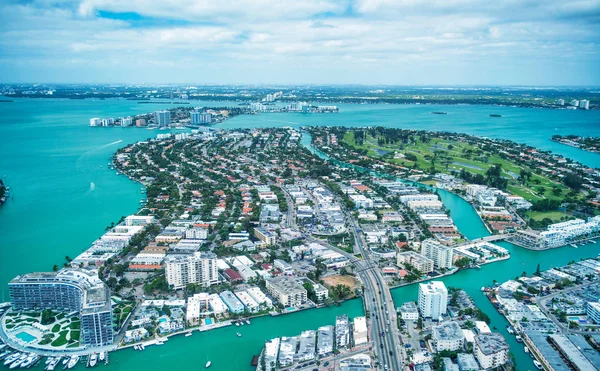 Amazing aerial view of Miami Islands and Causeway on a sunny day — Stock Photo, Image