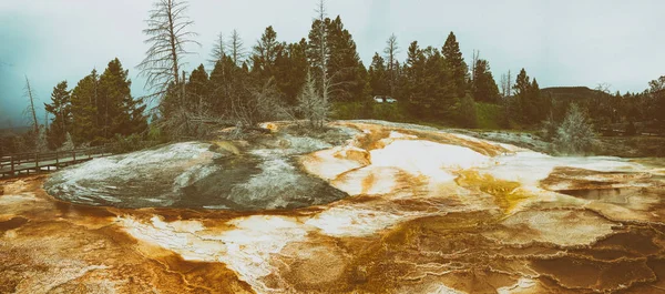 Mamut Hot Springs vista panorámica, Parque Nacional de Yellowstone — Foto de Stock