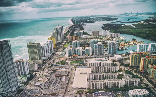 Menakjubkan pemandangan udara Miami Beach, bangunan, kanal dan pantai o — Stok Foto