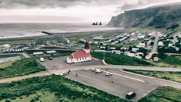 Vik I Myrdal Red Church, şehir silueti ile havadan görünümü, İzlanda — Stok fotoğraf