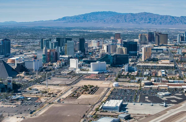 Las Vegas vue aérienne depuis l'avion. Le Strip skyline et le casin — Photo