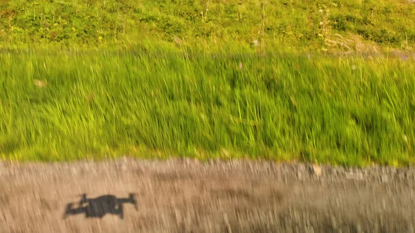 Ombre de drone dans une prairie — Photo