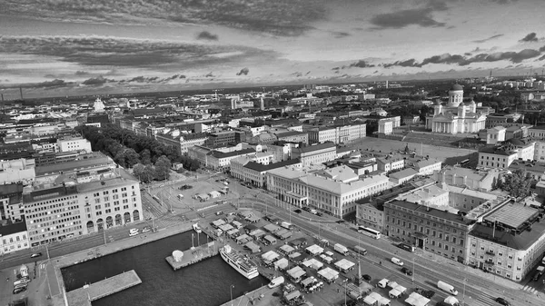 A Helsinki kikötőre és nyáron a városképére néző légi felvétel, Finnország — Stock Fotó