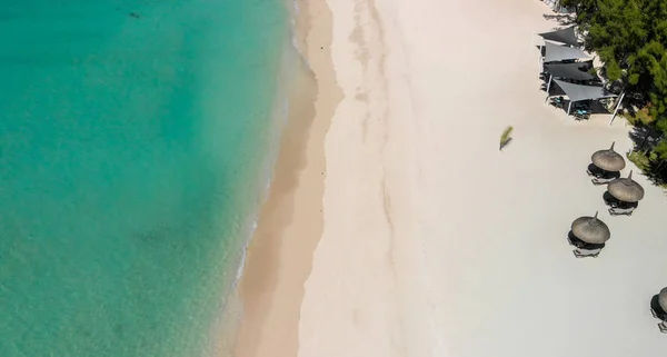 Saman şemsiyeleri ile güzel plaj havadan görünümü, Mauritius — Stok fotoğraf