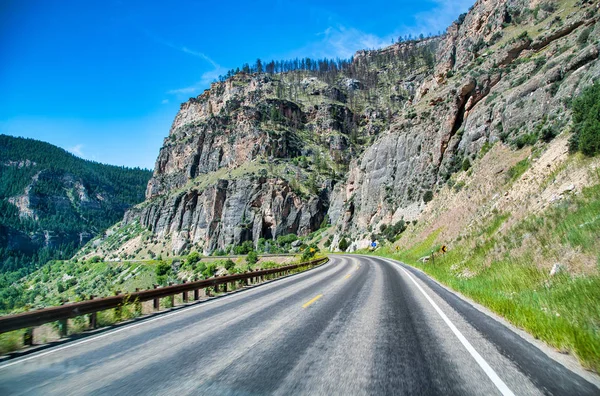 Erstaunliche Straße durch Nationalpark in den USA — Stockfoto