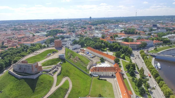 Wieża Giedymina z górnego zamku w Wilnie z rzeką Neris — Zdjęcie stockowe