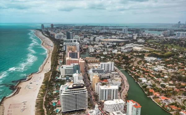 Vista aérea incrível de Miami Beach, edifícios e praia em um sol — Fotografia de Stock
