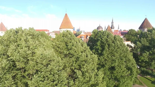 Splendida vista aerea al tramonto dello skyline di Tallinn, Estonia — Foto Stock