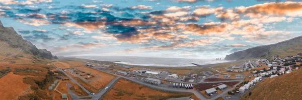 VIK, Islandia. Panoramiczny widok z lotu ptaka na piękny krajobraz miasta — Zdjęcie stockowe