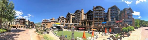 VAIL, CO - JULY 3, 2019: Panoramic view of city streets on a sun — Stock Photo, Image