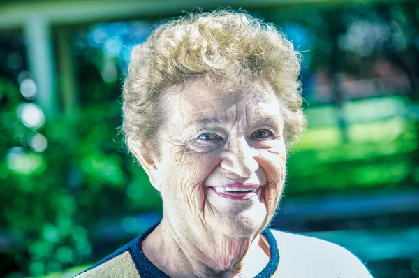 Dışarıda Gülümseyen Yaşlı Kadın Pozitif Olma Kavramı — Stok fotoğraf