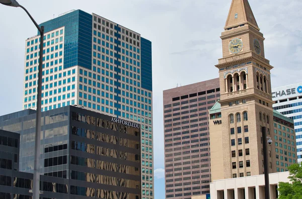 DENVER, CO - 3 de julio de 2019: El horizonte de la ciudad en un hermoso verano da —  Fotos de Stock