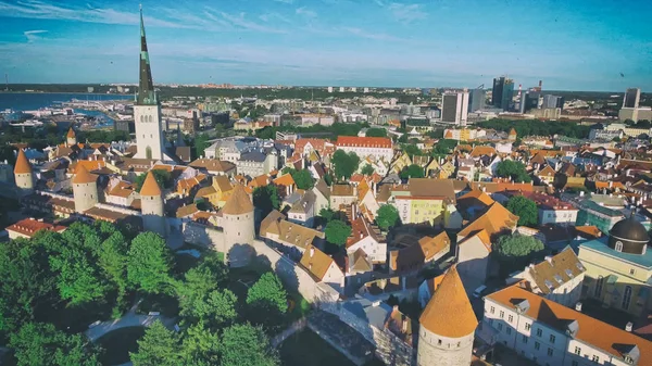 Удивительный воздушный вид на закат Таллинна, Эстония — стоковое фото