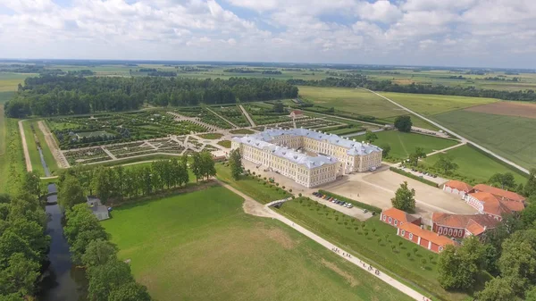 Panoramautsikt över Rundale slott i Lettland. Byggnaden och — Stockfoto