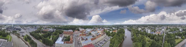 Panorama-Sonnenuntergang Luftaufnahme der Skyline von Tartu in der Sommersaison, — Stockfoto