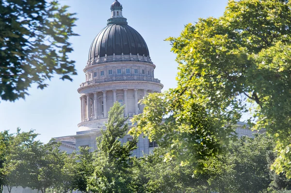 Utah Capitol Building op een zonnige zomerdag, Salt Lake City — Stockfoto