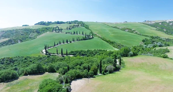 Incredibile vista aerea della campagna toscana tortuosa strada in sprin — Foto Stock