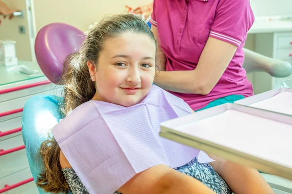 Chica joven visitada por el dentista, cerca de su cara — Foto de Stock