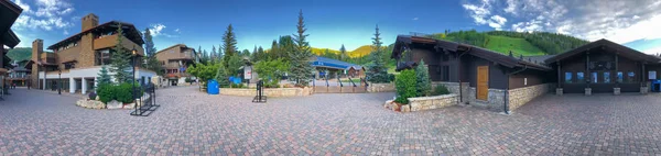 VAIL, CO - 3 de julio de 2019: Vista panorámica de las calles de la ciudad bajo el sol — Foto de Stock