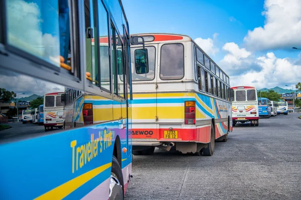 FLACQ, MAURICIO - 24 DE ABRIL DE 2019: Estacionamiento de la estación de autobuses cerca de la —  Fotos de Stock